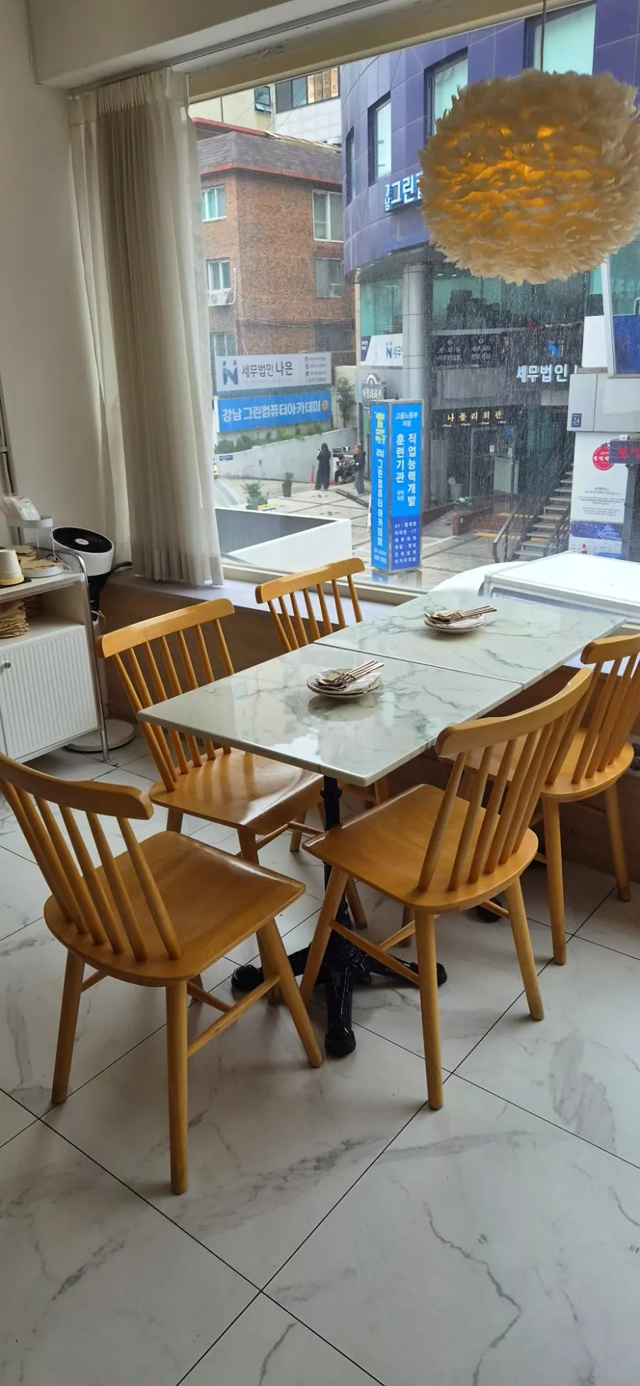 Warm interior of Eulji Darak Gangnam