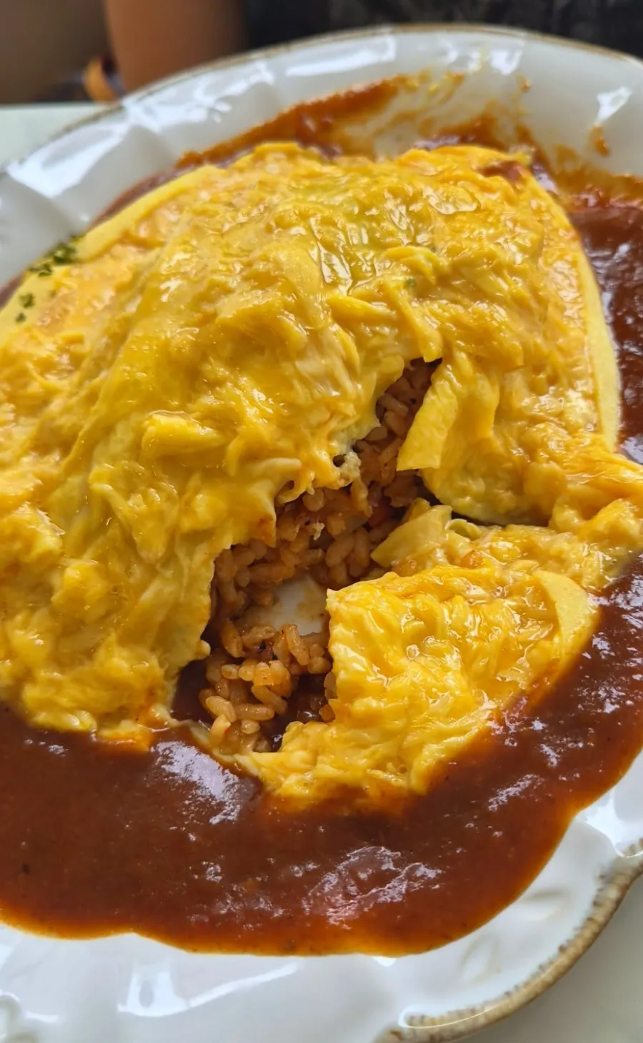 Darak omelet rice before being cut open by staff