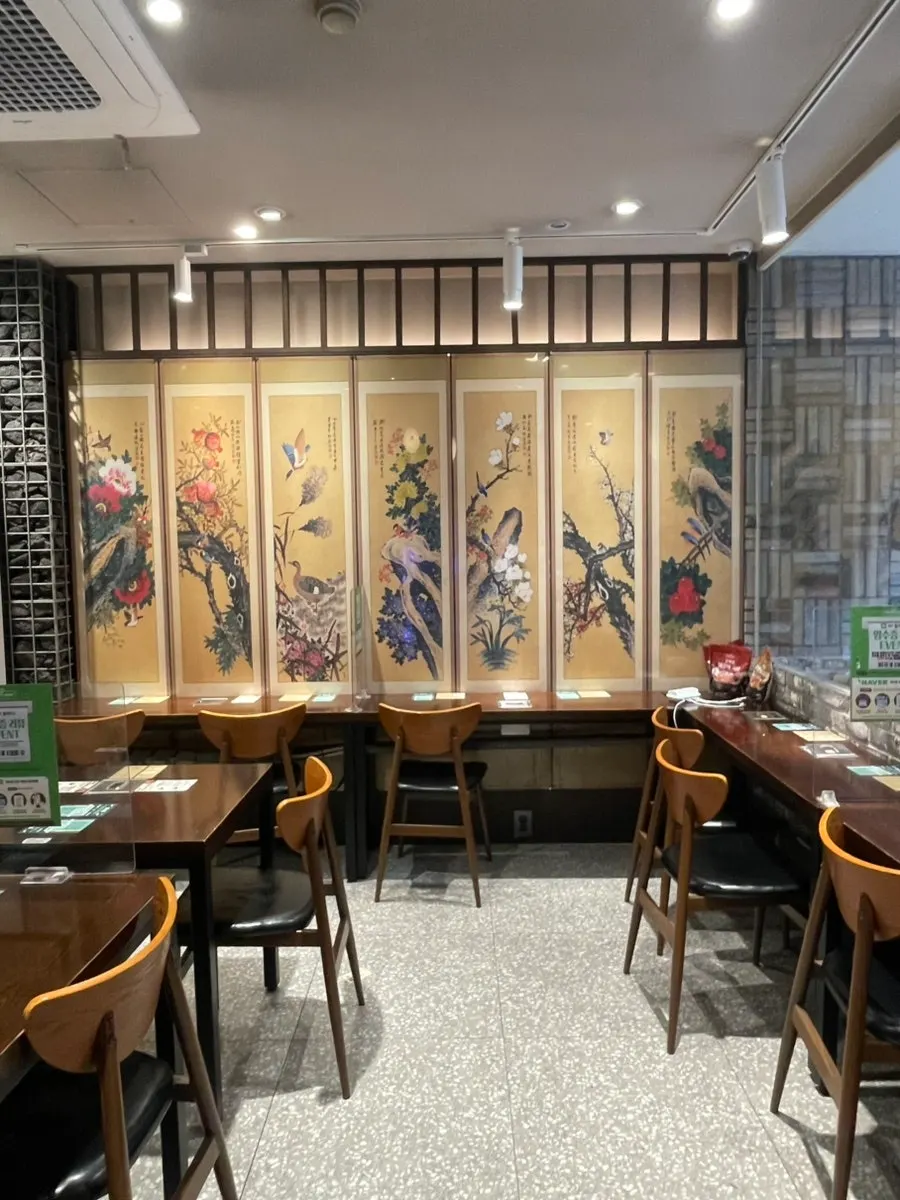 Terrace seating and entrance in front of the restaurant
