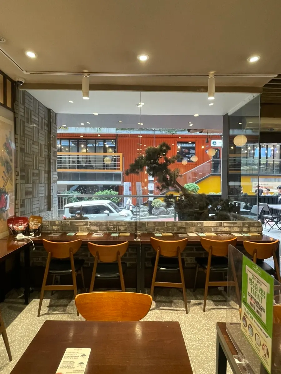 Entrance signage for takeout customers