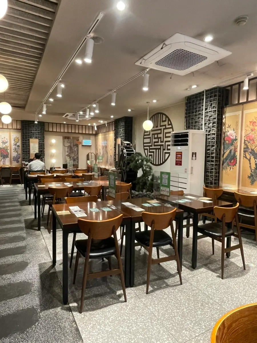 Wall-side bar table solo seats