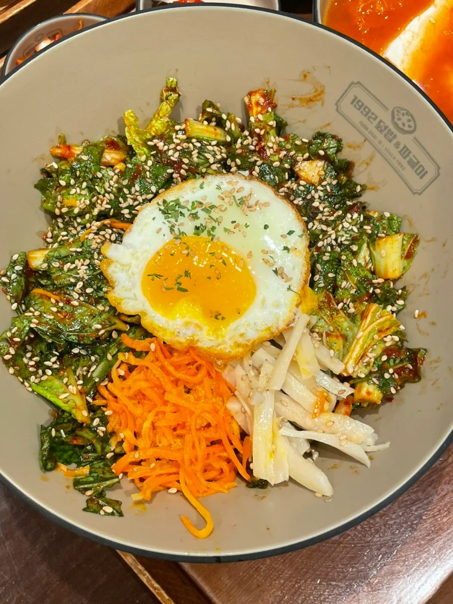 A bowl of eolgari-geotjeori bibimbap