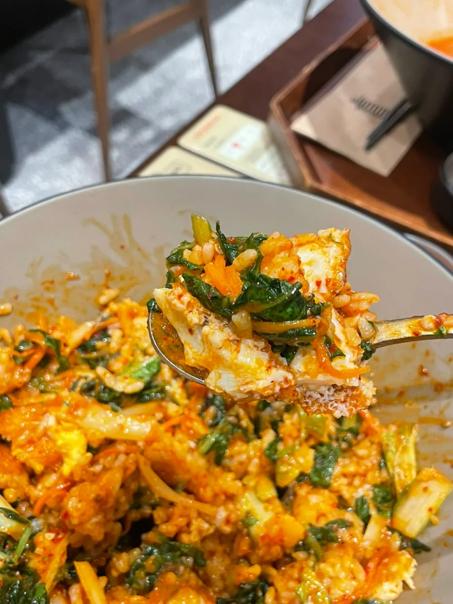 Eolgari-geotjeori bibimbap mixed with sesame oil