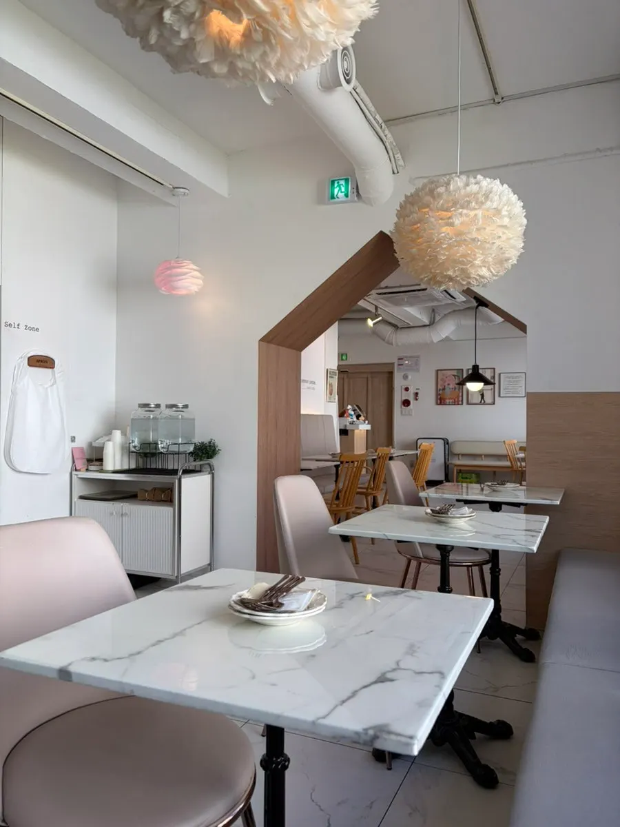 Interior of Eulji Darak Gangnam Station with white-toned decor