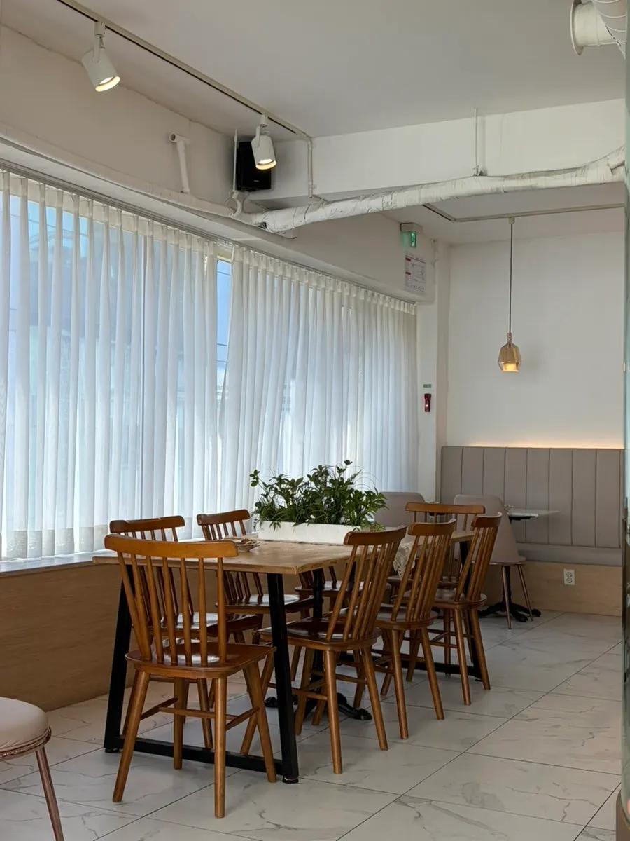 Table layout in the dining hall at Eulji Darak Gangnam Station