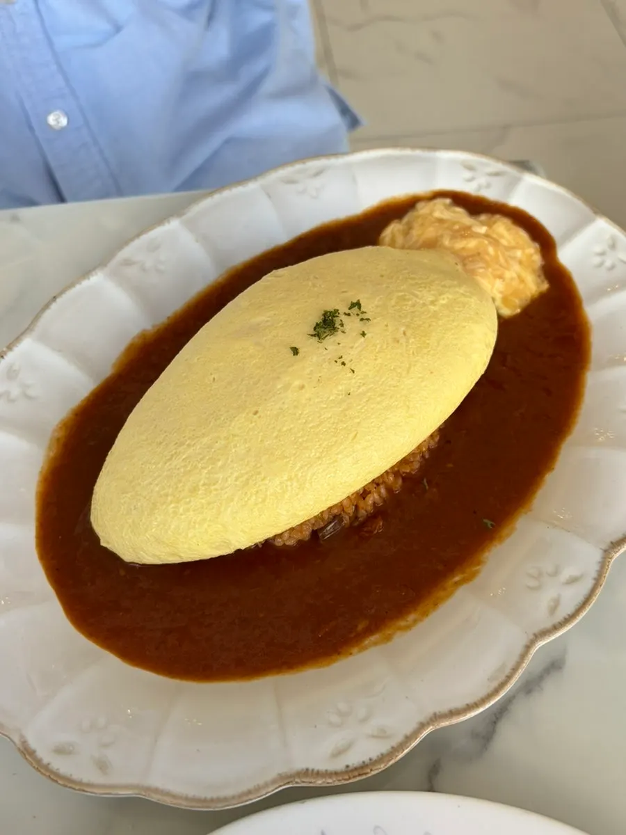 Signature Darak omelet rice before cutting