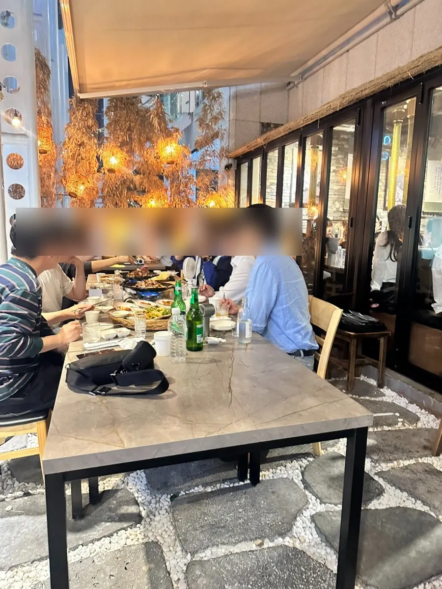꼰대김부장고깃집 강남역점 매장 내부 테이블