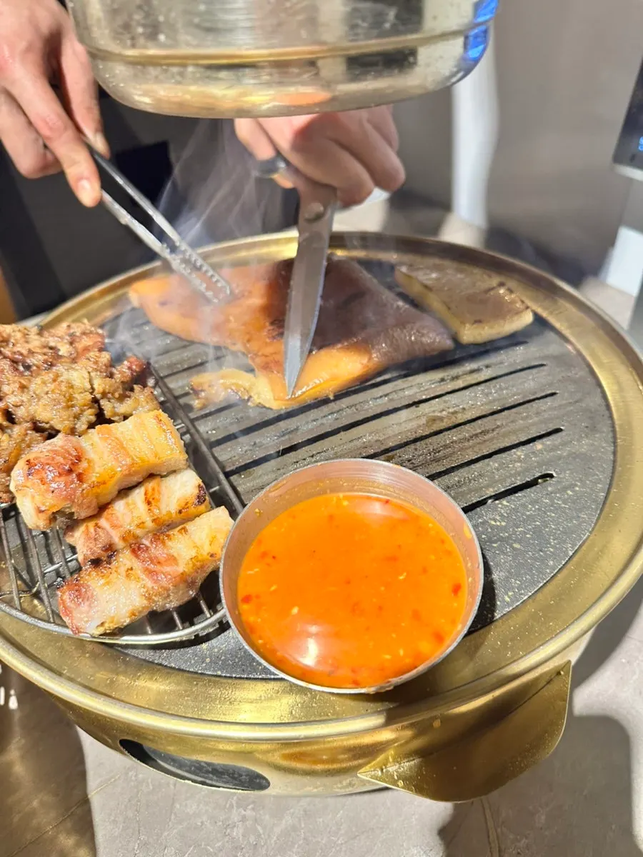 분홍햄과 전, 도토리묵이 깔린 기본찬 상차림