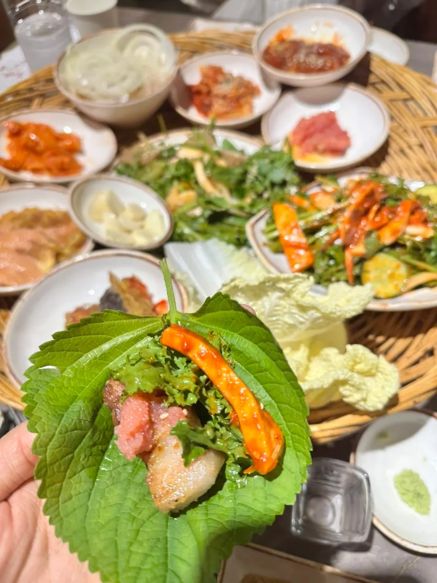 오징어무침과 명란이 담긴 밑반찬