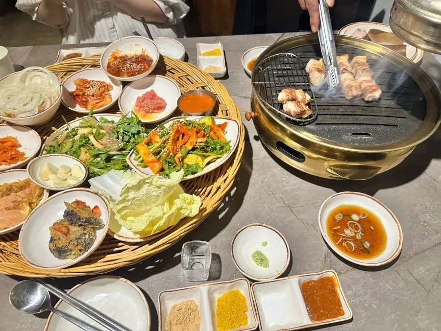 기본찬으로 가득 찬 테이블 전체