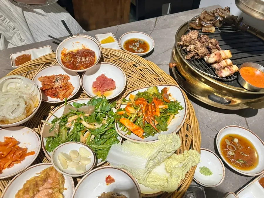 직원이 구워주는 고기와 상차림