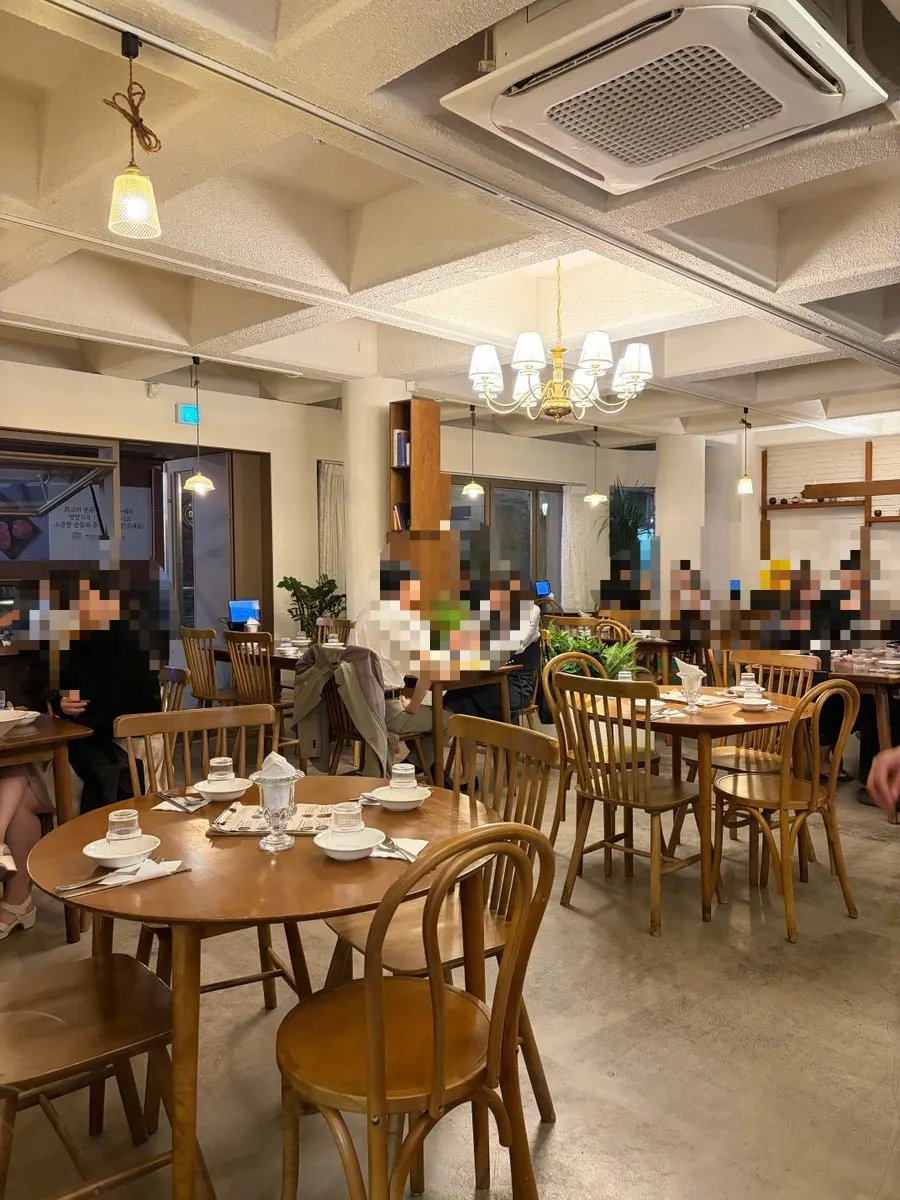 우드톤 인테리어의 모아 강남 매장 내부