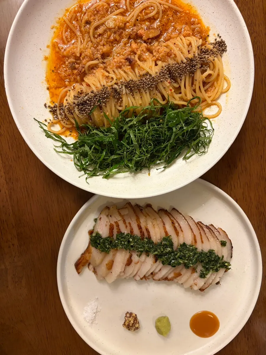 차분한 조명의 모아 강남 홀 좌석