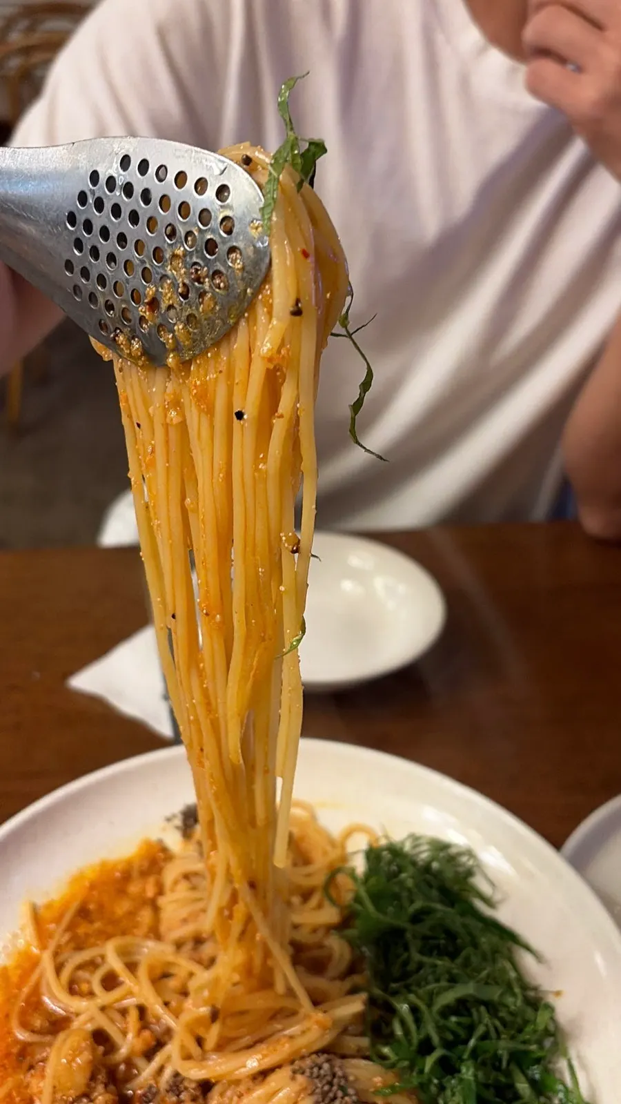 깻잎이 올라간 들기름젓갈파스타 클로즈업
