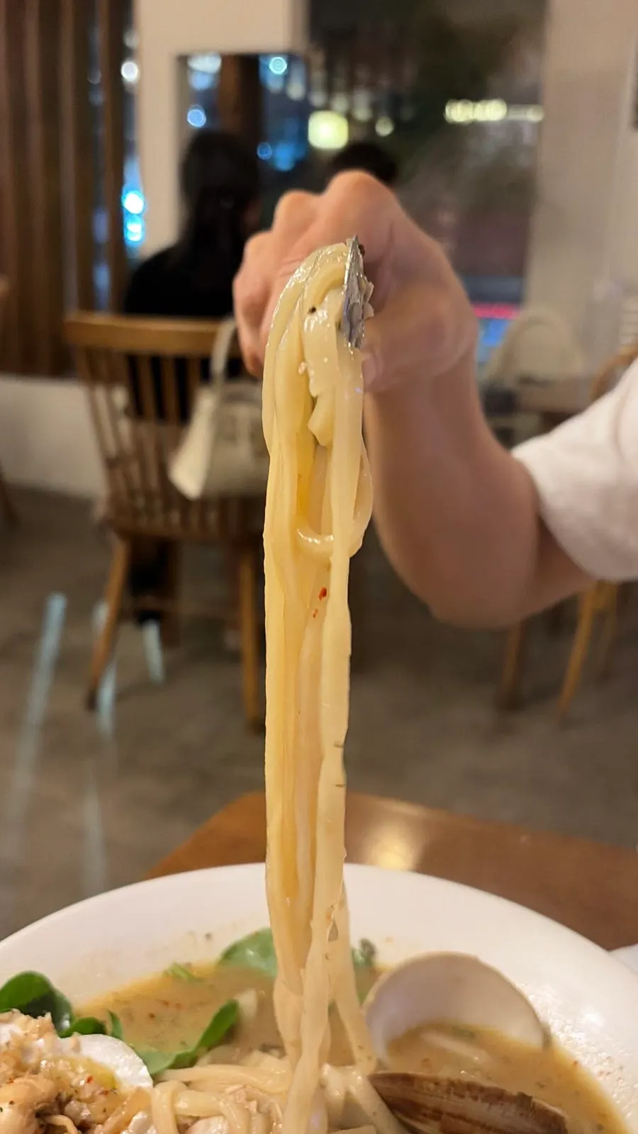통통한 칼국수 면을 들어올린 봉골레 칼국수