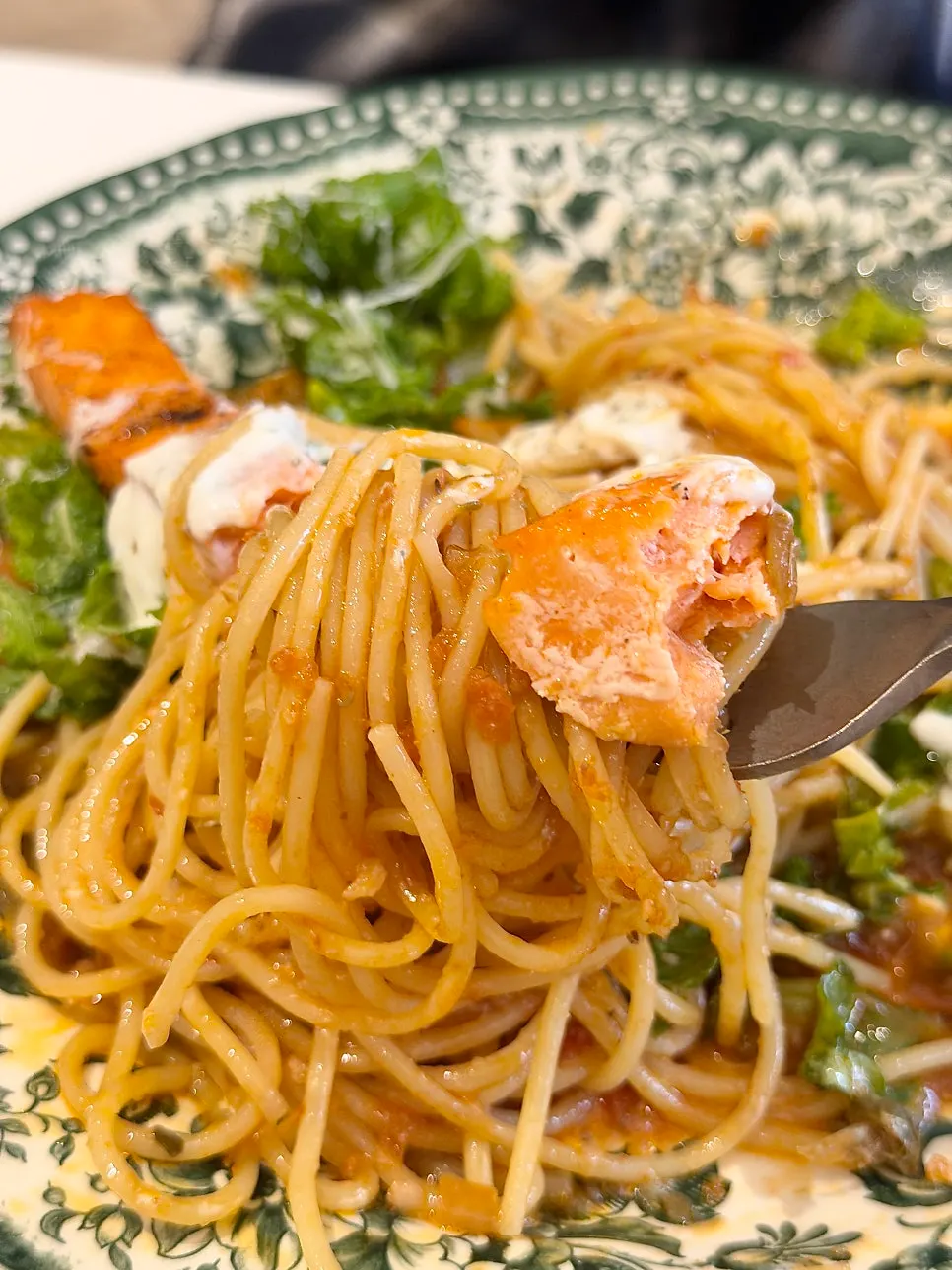 サーモンステーキが乗ったトマトパスタ