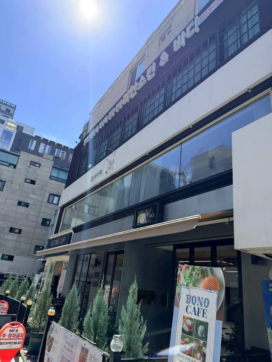 을지다락 강남점 건물 2층으로 올라가는 계단