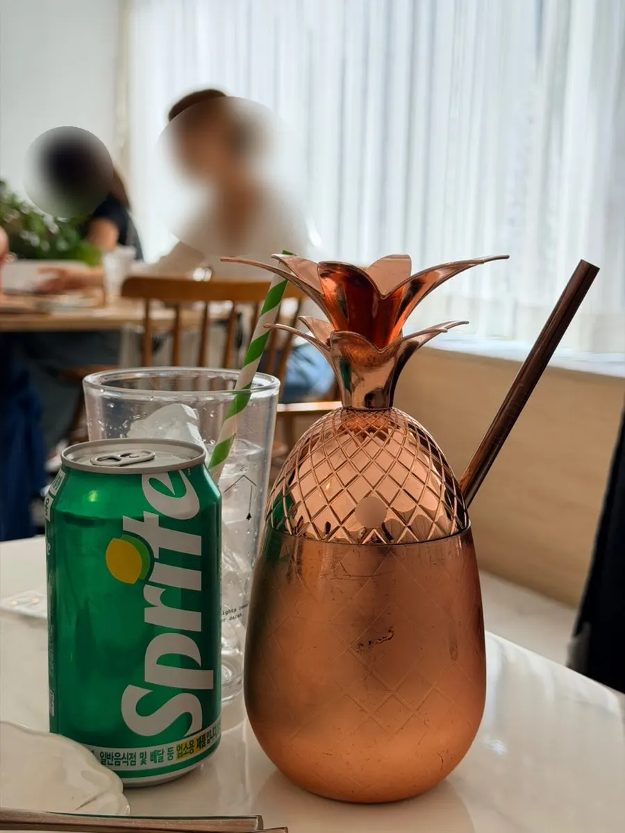 파인애플 모양 잔에 담긴 다락에이드