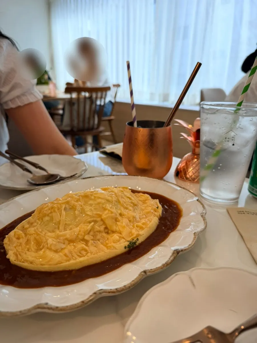 막 서빙된 다락 오므라이스