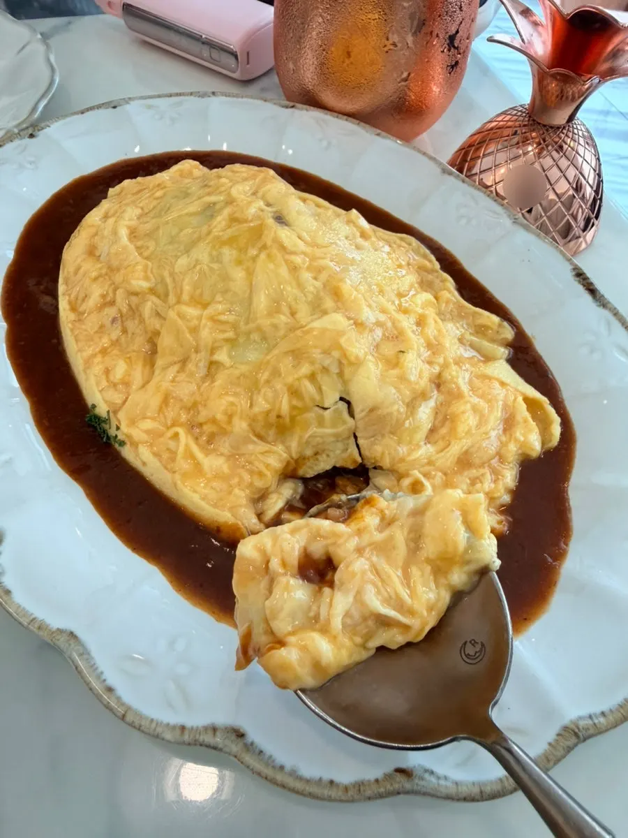 계란을 갈라 펼쳐진 폭신한 오믈렛
