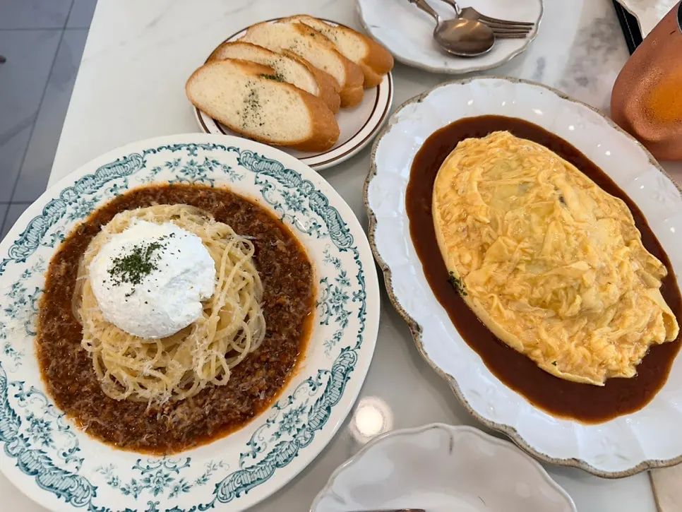 토마토 소스와 크림을 섞기 전 로제 파스타