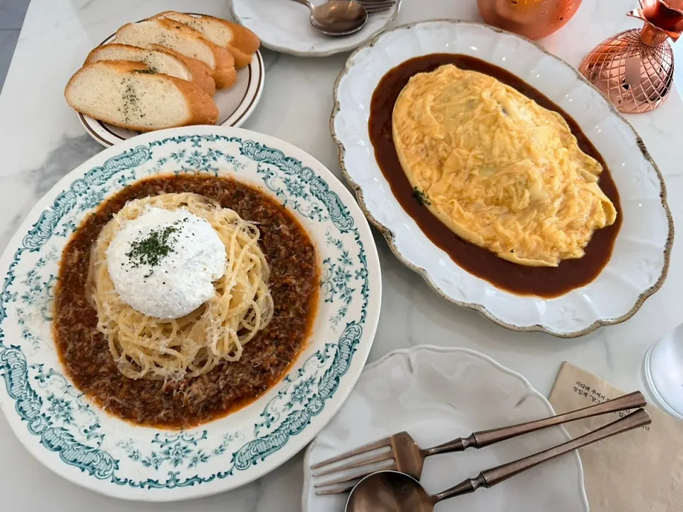 피클까지 함께 차려진 테이블