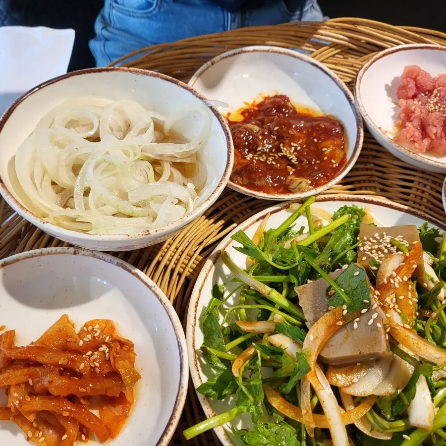 채반에 담긴 김치와 쌈채소 기본 상차림