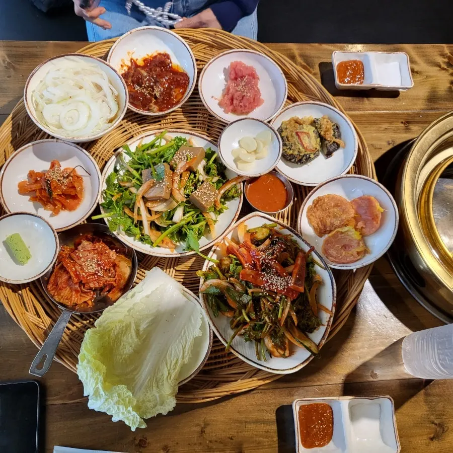 상추와 깻잎 등 쌈채소 곁들임