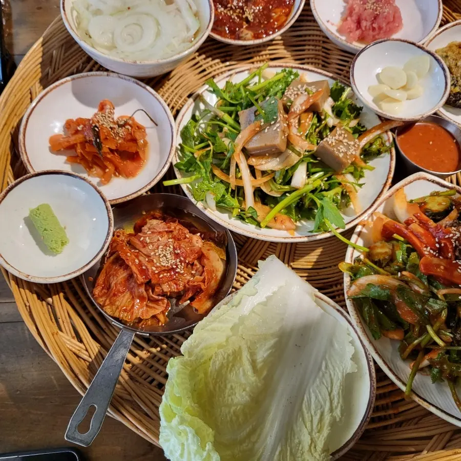 양파와 마늘 등 고기 곁들임 반찬