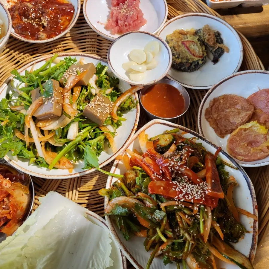 고기와 함께 먹는 여러 가지 밑반찬