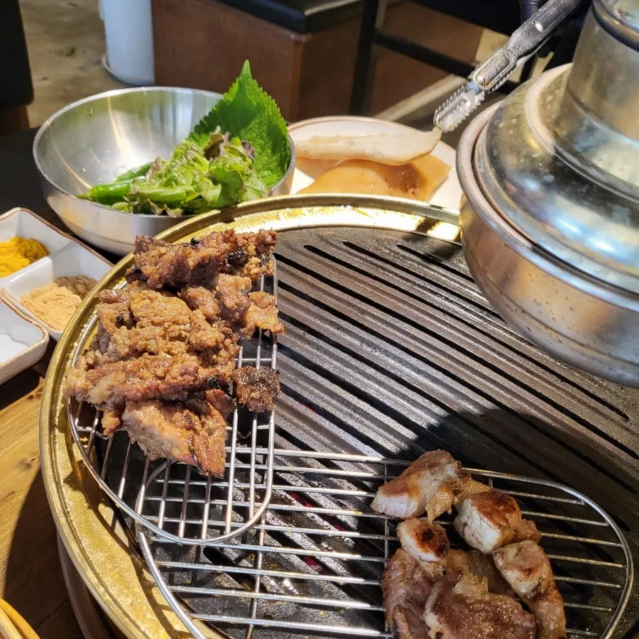 노릇하게 익어가는 불판 위 고기
