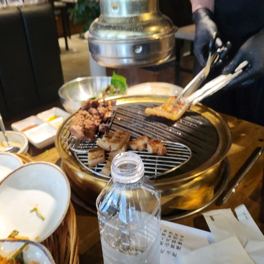 구운 고기와 곁들임이 놓인 테이블
