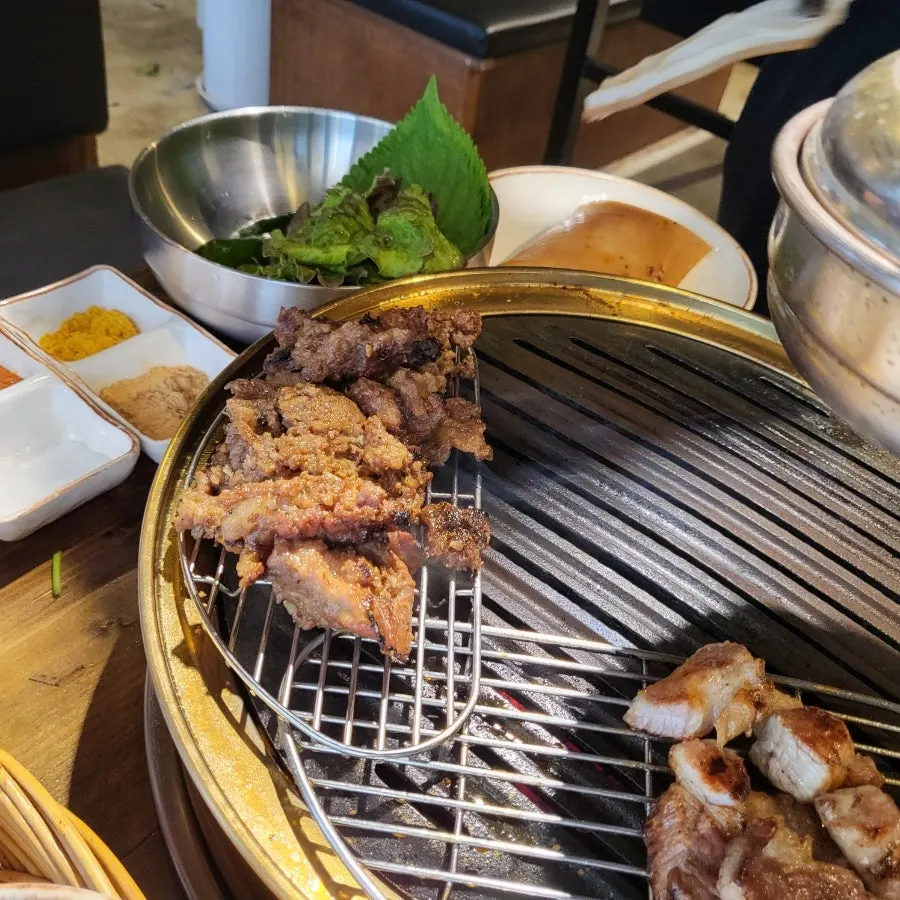 직접 구워 먹은 고기 한상 차림