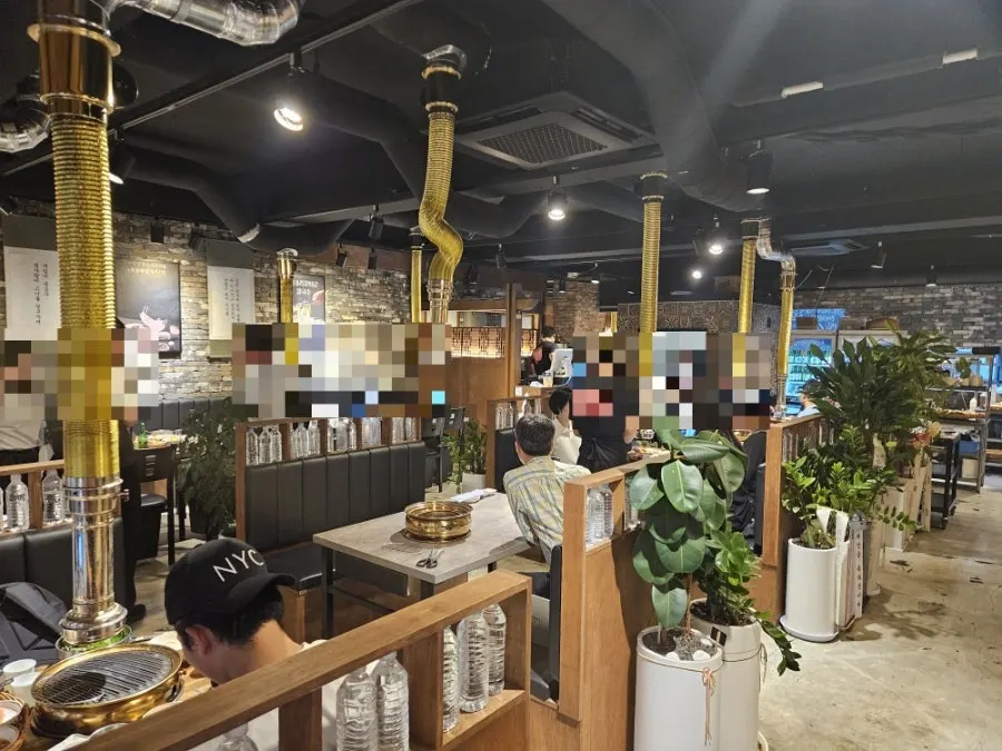 Empty tables inside Kkondae Kim Bujang Gogi-jip Gangnam Station Branch