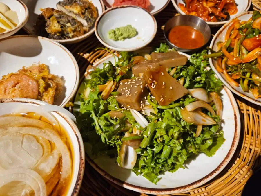 Seasoned oyster salad and seasoned squid side dishes