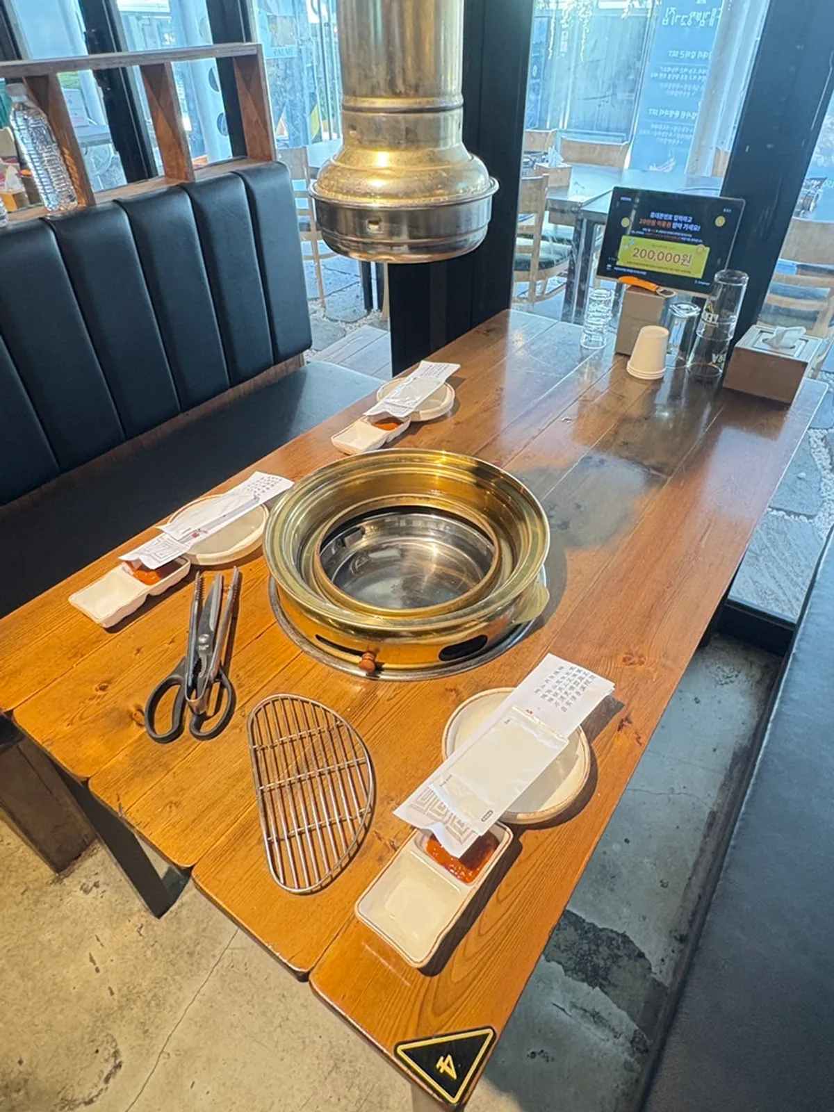Window-side indoor seating at Kkondae Kim Bujang Gogi-jip Gangnam Station Branch