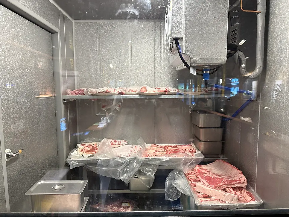 돼지고기가 숙성되고 있는 숙성고