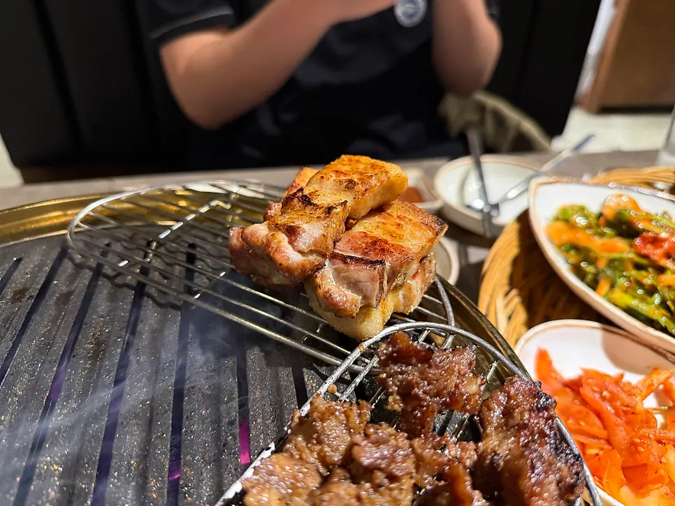 불판에서 익어가는 오돌갈비