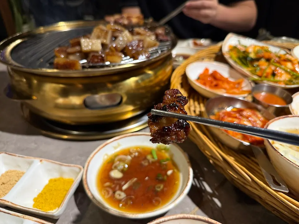 잘 구워진 오돌갈비 한 점