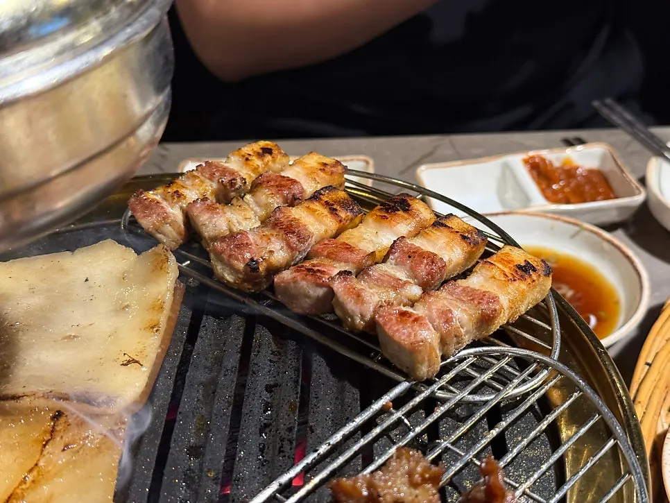 도톰하게 구워진 숙성삼겹살