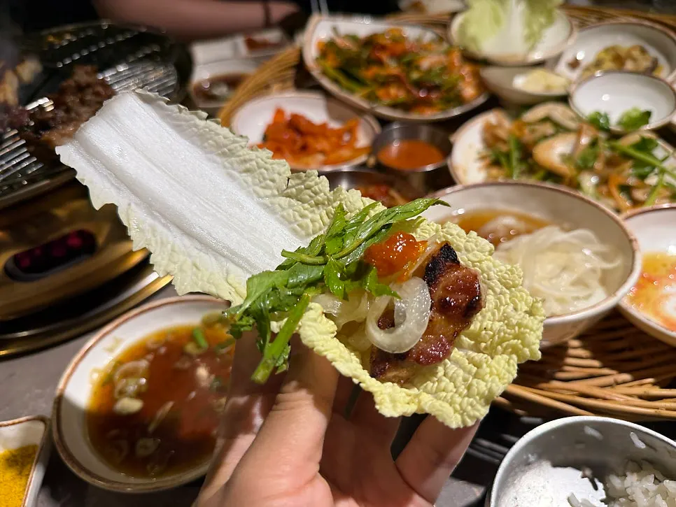 야채 쌈에 싸 먹는 삼겹살