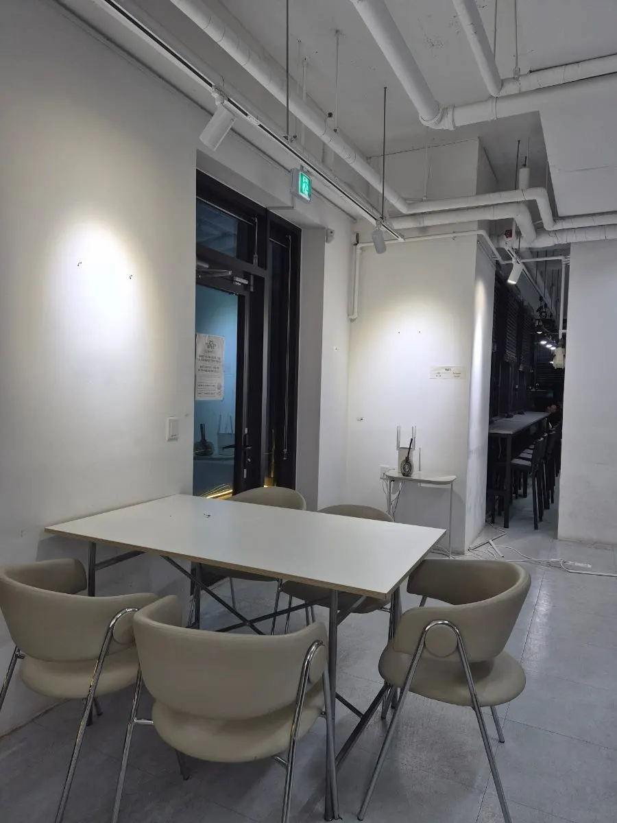 Interior atmosphere of the large Selected Nicks café