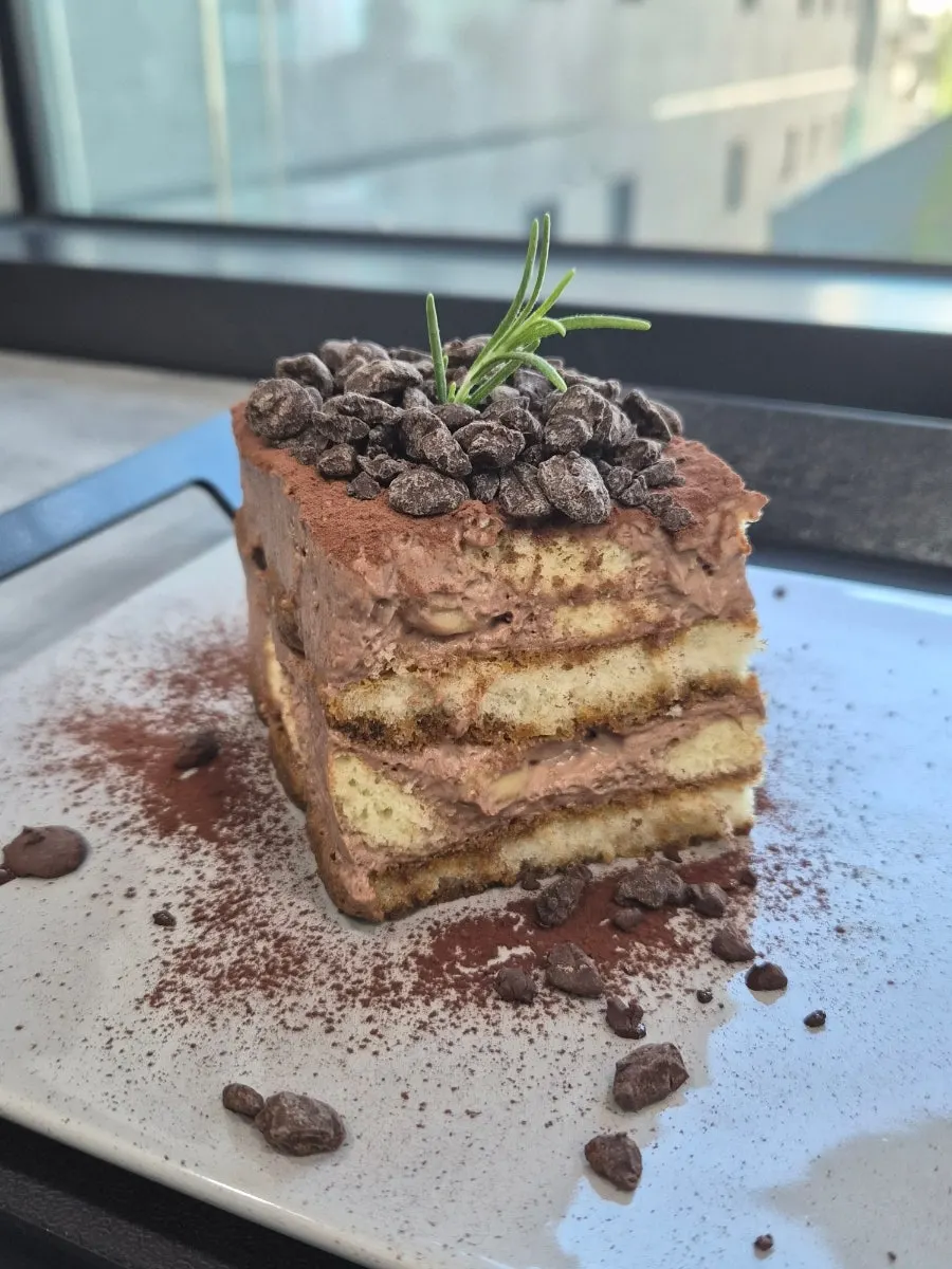 Table with the ordered chocolate banana tiramisu and drinks