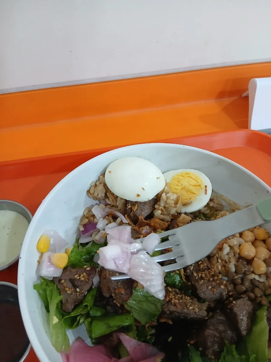 옥수수와 콩 토핑이 든 포케