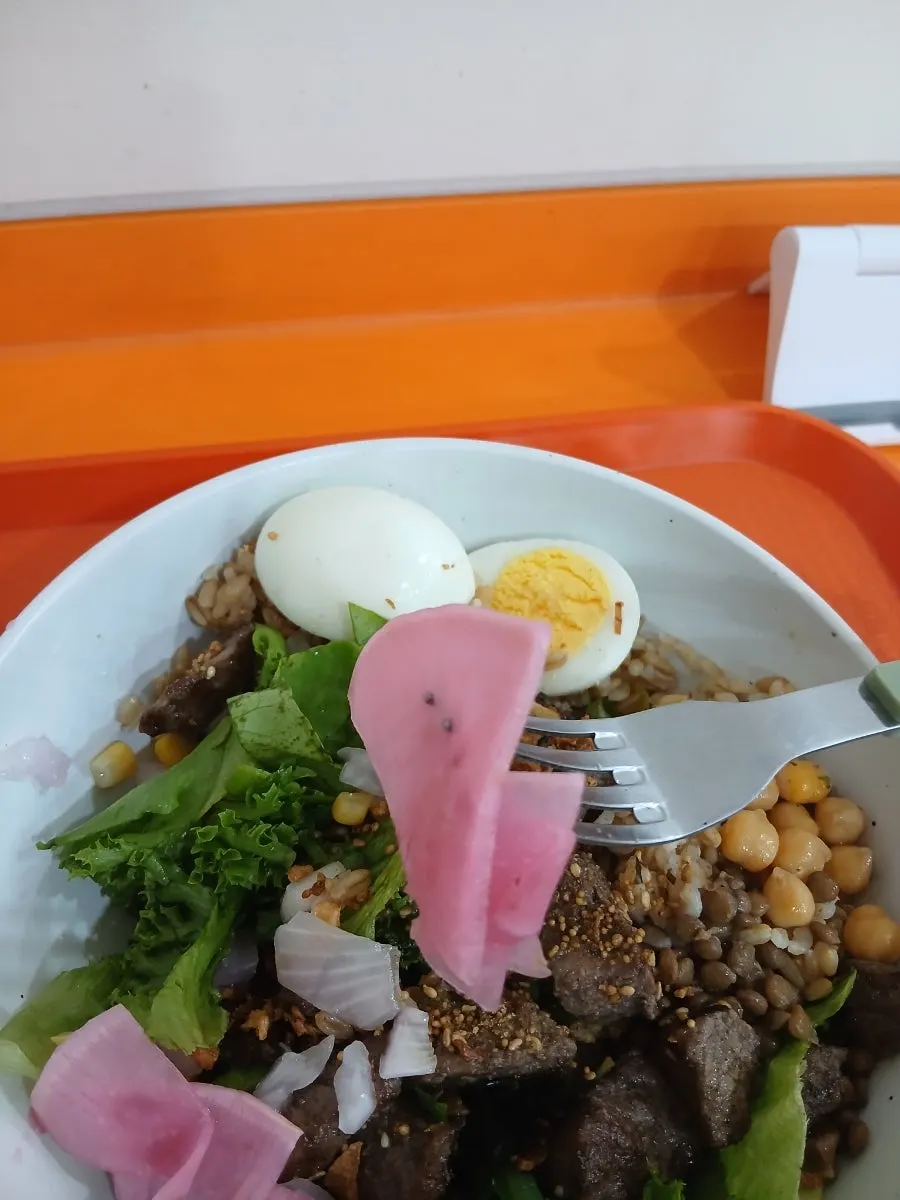 포케의 렌틸콩과 병아리콩 토핑