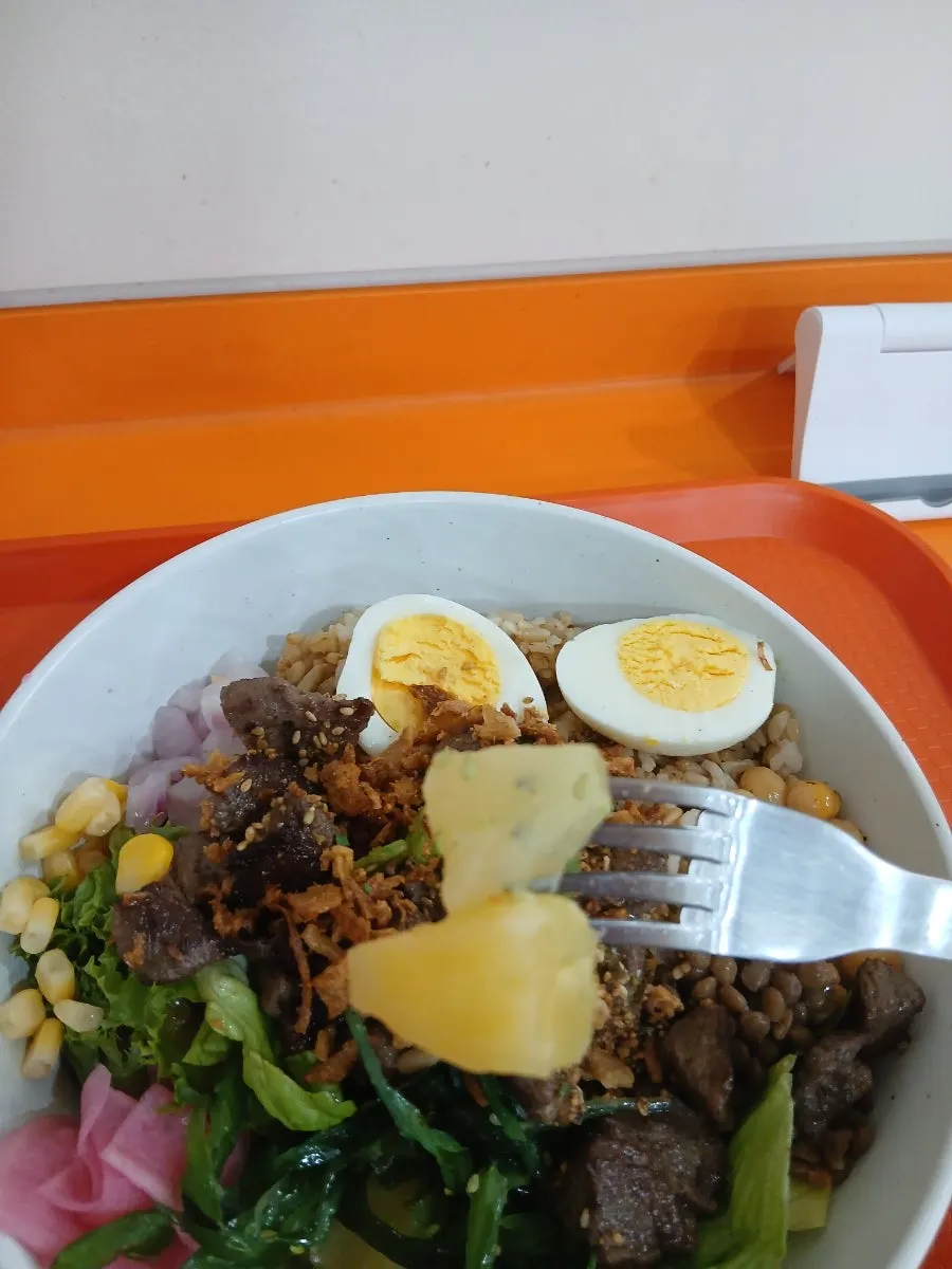 해초와 파인애플 토핑의 포케
