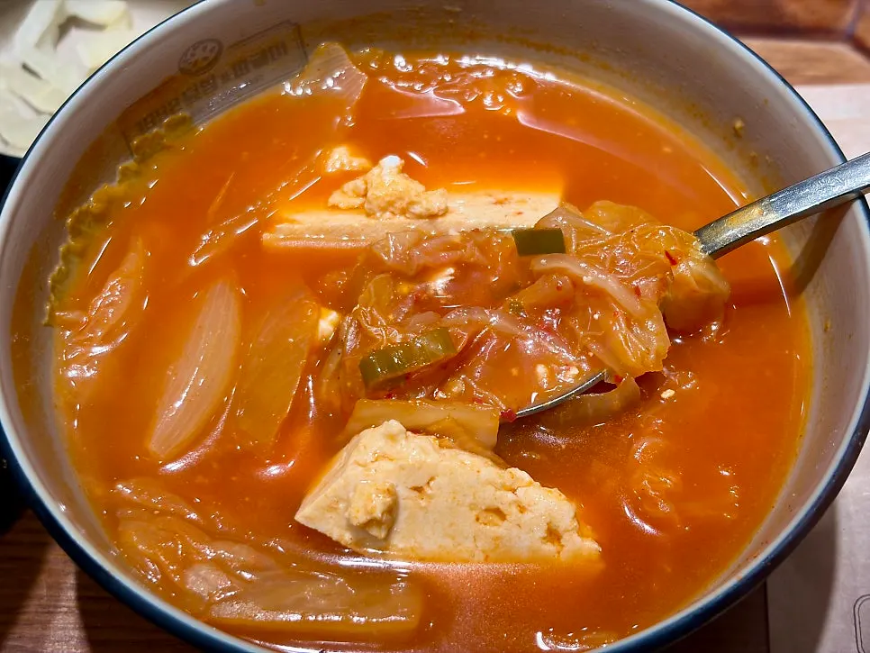 고기덮밥 백반의 김치찌개 사이드