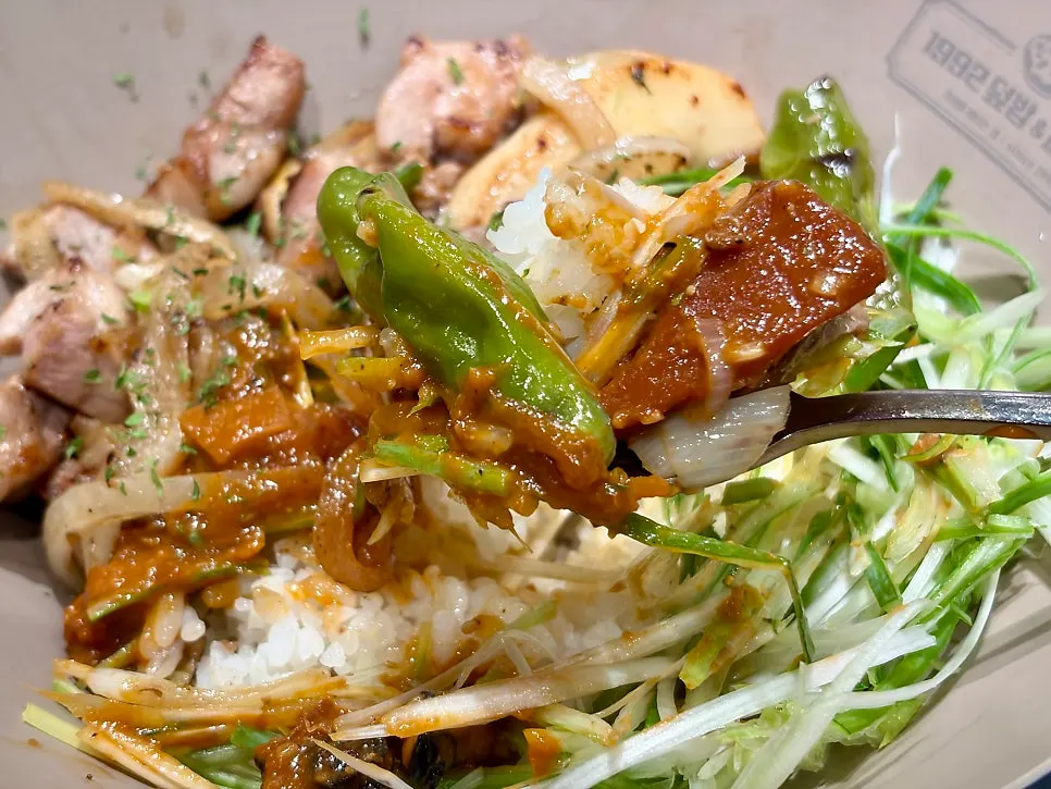 쌈장 고기덮밥과 김치찌개