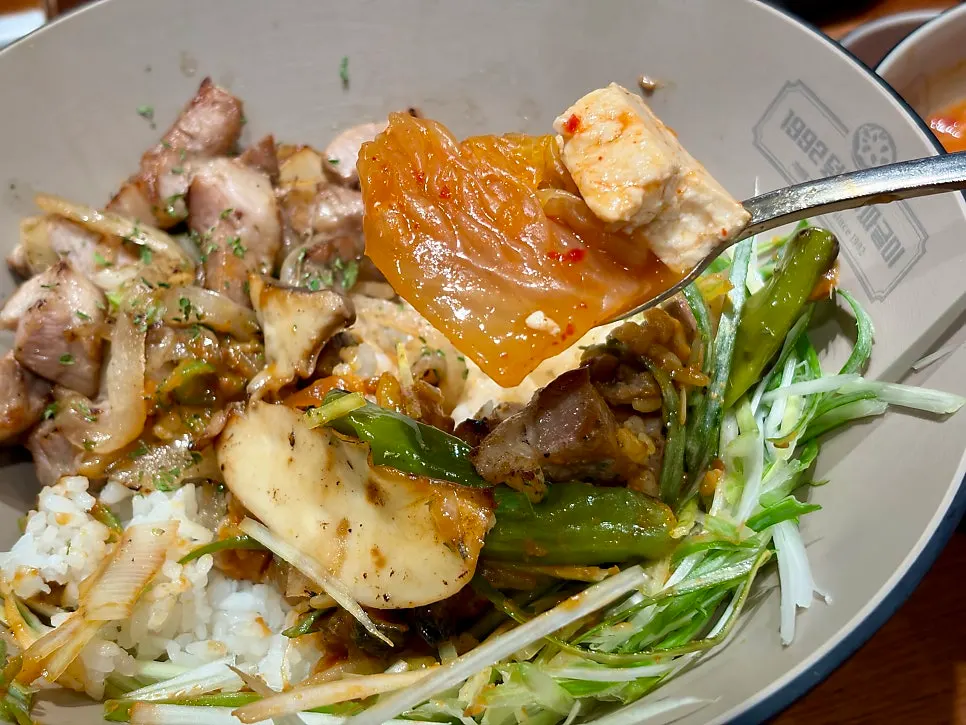 김치찌개와 곁들인 고기덮밥 백반