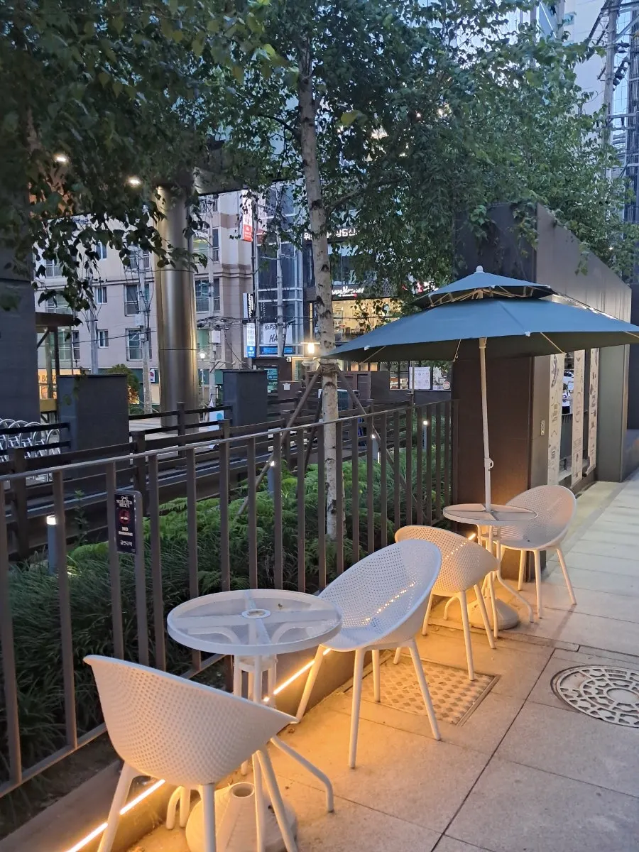 Outdoor seating in the café alley in the middle of Gangnam